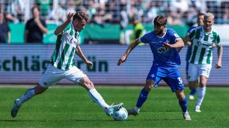 Kampf um den Ball: Münsters Koulis  (l.) gegen Corredor