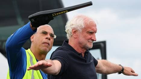 Rudi Völler bei der Sicherheitskontrolle vor dem Abflug