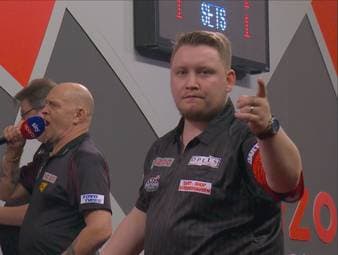 Martin Schindler holt seinen ersten Sieg bei einer Darts-WM und sorgt mit einem 170er-Finish für das Highlight des Spiels.