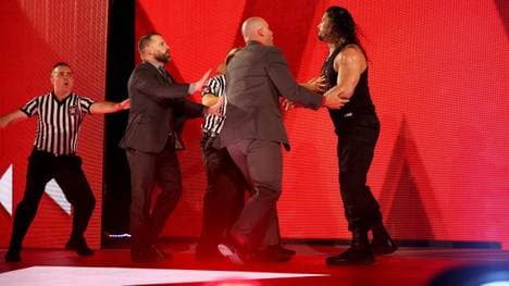 Roman Reigns (r.) rächte sich bei WWE Monday Night RAW an Jinder Mahal