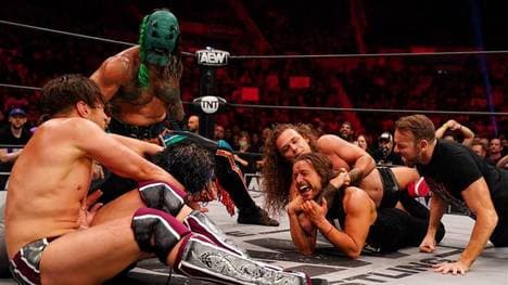 Bryan Danielson (l.) besiegte bei AEW Rampage Nick Jackson und nahm sich Kenny Omega vor