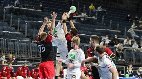 Schließt gerne mal aus dem zweiten Stock ab: Antonio Metzner (2.v.l.) gab ein starkes Debüt im DHB-Trikot