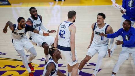 Maxi Kleber wird nach seinem Buzzerbeater gefeiert