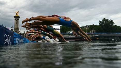 Die Triathleten mussten als erste Sportler in die Seine