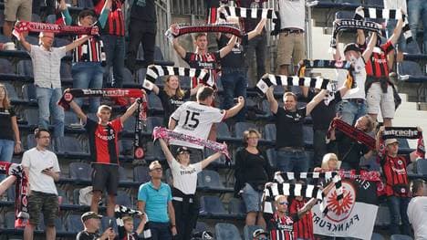 Endlich zurück im Stadion: Fans von Eintracht Frankfurt beim Bundesliga-Spiel gegen Bielefeld