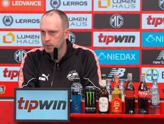 Ein Balljunge sorgt beim Bundesliga-Topspiel zwischen Bayer Leverkusen und RB Leipzig für Gesprächsstoff. Entgegen der Regel wirft er den Ball zu Torwart Mark Flekken. Leverkusen nutzt die Situation und erzielt das 1:0.