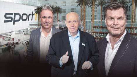 Moderator Thomas Helmer (r.) begrüßt Marco Bode (l.) und Reiner Calmund im CHECK24 Doppelpass