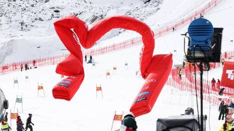 Der starke Wind sorgt für einen Abbruch beim Weltcup-Auftakt der Männer