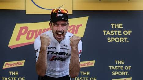 John Degenkolb jubelt nach seinem Sieg auf der neunten Etappe der Tour de France zwischen Arras und Roubaix