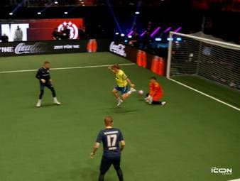 Nach einem traumhaften Golden Goal bei der Icon League gibt es beim FC Onefootball kein Halten mehr.