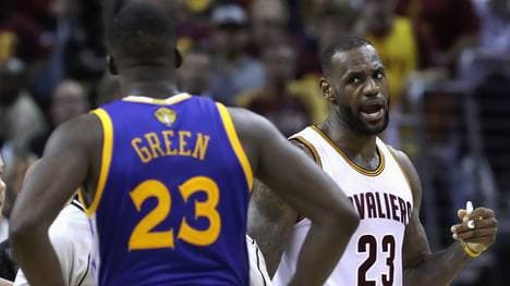 Draymond Green (l.) sprach die auffällig lange Spielzeit von LeBron James an