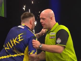 Luke Littler gewinnt den siebten Spieltag der Premier League of Darts und spielt im Finale gegen Michael van Gerwen nicht nur das perfekte Leg, sondern auch über das gesamte Match 112.5 im Average.