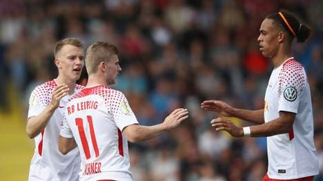 Lukas Klostermann (l.) steht auf dem Wunschzettel des AS Rom