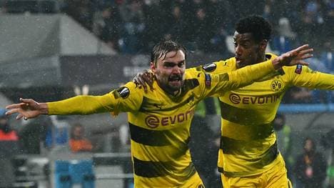 Marcel Schmelzer (links) freut sich über sein Tor gegen Bergamo