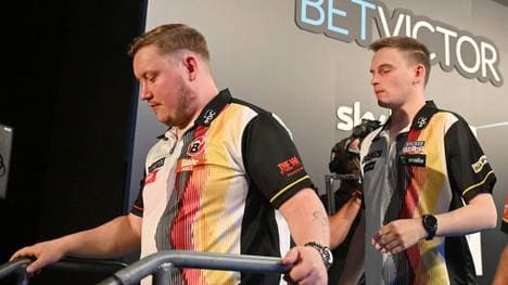 Martin Schindler (l.) war richtig sauer über die Boards bei der Team-WM