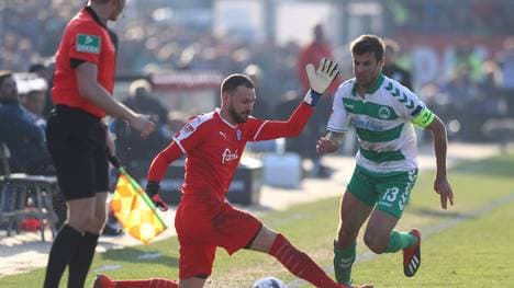 Ken Kronholm (Kiel) verlor den Ball bei einem Ausflug an Marco Caligiuri (Fürth)