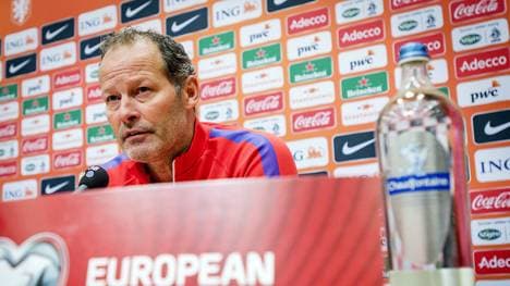 Danny Blind auf einer Pressekonferenz