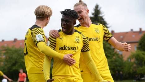 Die BVB-Junioren feiern den Gewinn des Liga-Pokals
