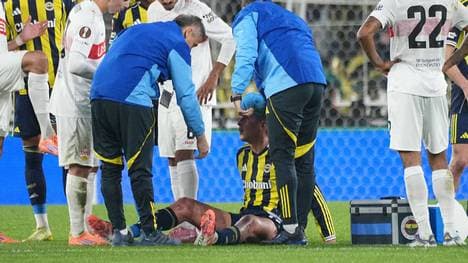 Edson Álvarez kam nach einem Tritt noch vergleichsweise glimpflich davon