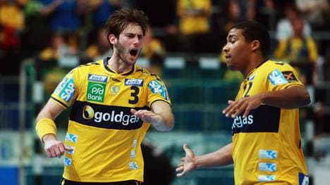 Uwe Gensheimer feiert mit Mads Mensah Larsen (r.)