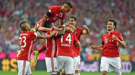 Die Spieler des FC Bayern kommen gegen Werder Bremen gar nicht aus dem Feiern raus