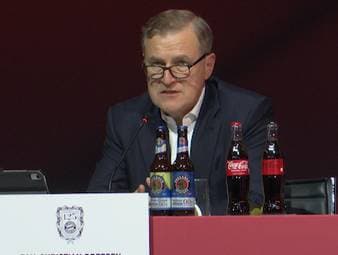 Auf der Jahreshauptversammlung des FC Bayern ist auch die Trikotfarbe ein großes Thema. Jan-Christian Dreesen bezieht Stellung. 