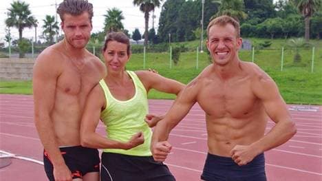 Michael Schrader (r.) bereitete sich mit Rico Freimuth und Physiotherapeutin Zdena Kraft auf die WM vor