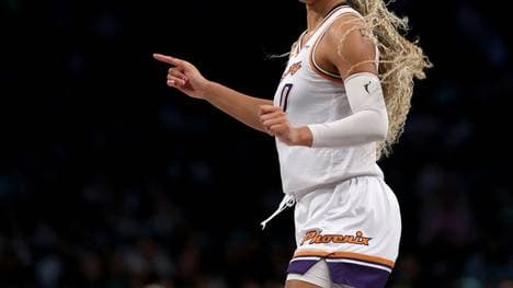 Satou Sabally nach einem erfolgreichen Dreier