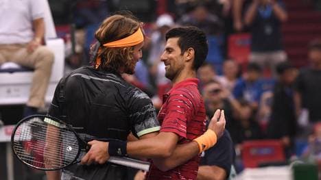 Novak Djokovic gratuliert seinem Kontrahenten Stefanos Tsitsipas fair zum Sieg.
