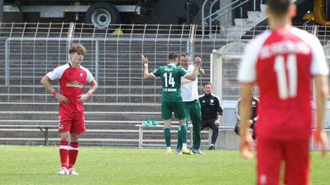 Homburgs Damjan Marceta (M.) versaute dem SC Freiburg II den vorzeitigen Aufstieg in die 3. Liga