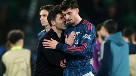 Mikel Arteta (l.) herzt Kai Havertz