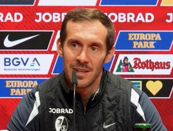 Julian Schuster spricht vor dem Spiel gegen den HSV über die Herausforderungen der kurzen Winterpause. Der Freiburg-Trainer erklärt, wie er den Spagat zwischen grundlegender Arbeit und gegnerspezifischer Vorbereitung meistert.