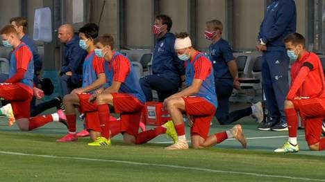 Die Spieler des FC Bayern München II und Preußen Münster gingen auf die Knie