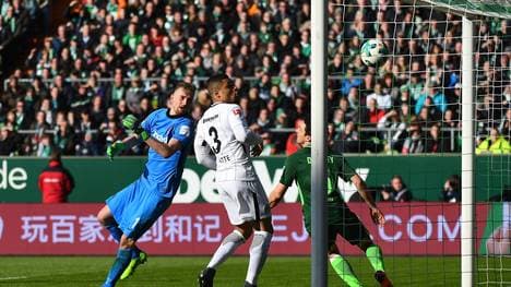 Lukas Hradecky (l.) bekam eine Bogenlampe von David Abraham nicht zu fassen