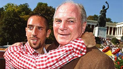 Franck Ribery und Uli Hoeneß vom FC Bayern