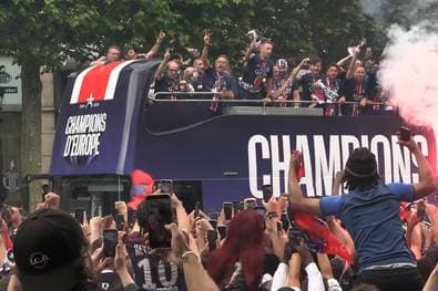 Triumphzug! So wild feiert PSG mit den Fans