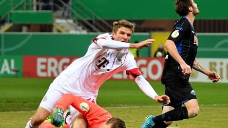 Der Zusammenprall mit Paderborns Keeper Michael Ratajczak (r.) hatte für Thomas Müller das vorzeitige Ende seines Einsatzes zur Folge