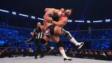 Dax Harwood (l.) und Cash Wheeler verneigten sich bei AEW Dynamite vor Bret und Owen Hart