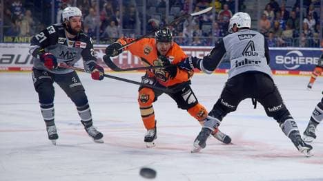 Adler Mannheim gewinnen gegen Grizzlys Wolfsburg