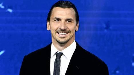 Zlatan Ibrahimovic trägt das Olympische Feuer