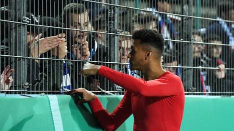 Fussball, Herren, Saison 2021 2022, DFB-Pokal (2. Runde), SC Preußen Münster - Hertha BSC, Davie Selke (Hertha BSC) nach Abpfiff bei den Fans, 26.10. 2021, *** Football, Men, 2021 2022 season, DFB Pokal 2 round , SC Preußen Münster Hertha BSC, Davie Selke Hertha BSC after the final whistle with the fans, 26 10 2021, Copyright: xSebastianxRäppold MatthiasxKochx