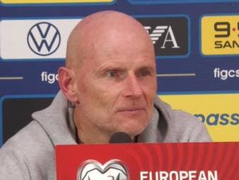Norwegen bucht sein WM-Ticket nach einer zähen Quali. Trainer Stale Solbakken spricht von enormem Druck, intensiven Wochen und spürbarer Erleichterung. Der Triumph gegen Italien war entscheidend, aber der Weg blieb steinig.
