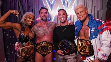 Jade Cargill, CM Punk, Ricky Starks und Cody Rhodes (v.l.) posierten am Samstag noch für ein gemeinsames Foto