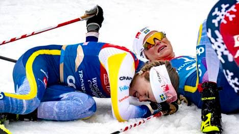 Ebba Andersson und Frida Karlsson waren im Ziel völlig erschöpft