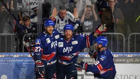 Die Adler Mannheim feiern einen Kantersieg
