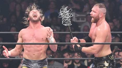 Kenny Omega (l., mit Jon Moxley) soll im Visier von WWE sein