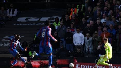 Bernd Leno kassiert das dritte Gegentor im FA-Cup