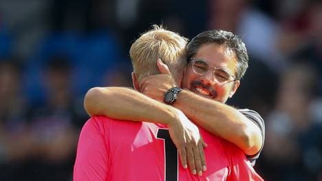 Jonas Lössl und David Wagner bejubeln den Auftaktsieg in der Premier League