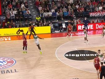 Bayern-Profi Andi Obst zaubert im Spiel gegen Zalgiris Kaunas zu Beginn mal wieder, trifft von weit draußen für Drei. Am Ende reicht es für die Münchner aber nicht zum Sieg. 
