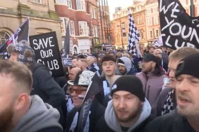 Irrer Fan-Marsch! Tausende englische Anhänger unterstützen ihren Klub